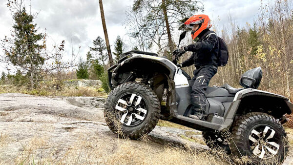 Sähkömönkijällä pääsee mateluvauhtia jyrkässäkin maastossa, sillä käytössä on täysi vääntö ja teho pienissäkin nopeuksissa. (Kuvaaja: Tiia Puukila)
