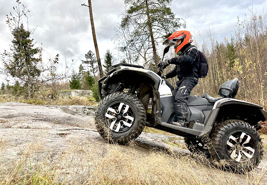 Sähkömönkijällä pääsee mateluvauhtia jyrkässäkin maastossa, sillä käytössä on täysi vääntö ja teho pienissäkin nopeuksissa. (Kuvaaja: Tiia Puukila)