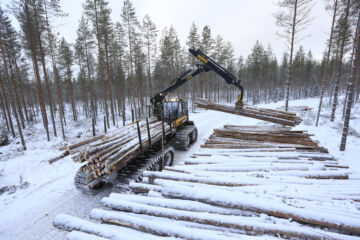 Jos Metsä Groupin suunnitelmat toteutuvat, jatkossa sille puunkorjuuta urakoivat vain yritykset, joiden korjuukapasiteetti on vähintään 300 000 kuutiota puuta vuodessa.  (Kuvaaja: Sami Karppinen)