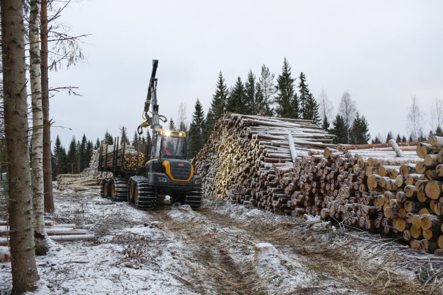 Puumarkkinassa on poikkeuksellista epävarmuutta, mikä tekee urakoitsijoidenkin työstä haastavaa. Yhteinen toive alalla on kuitenkin, että töitä päästäisiin tekemään pian kunnon talvikelissä. (Kuvaaja: Sami Karppinen)