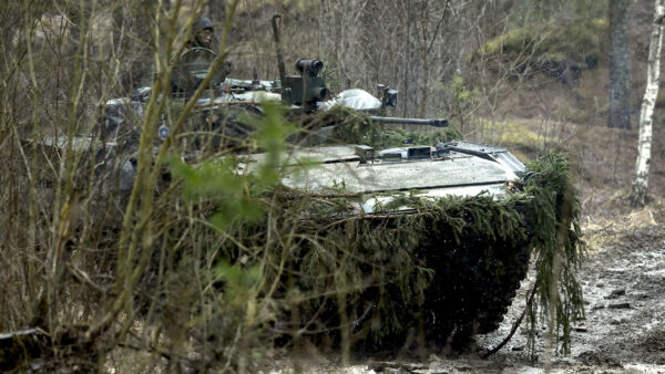 Luonnon esteet eivät yksin eteneviä joukkoja pysäytä, mutta ohjaavat niitä tiettyyn suuntaan. Kuva panssariprikaatin taisteluharjoituksesta Parolannummella  vuonna 2020. (Kuvaaja: Emmi Korhonen)