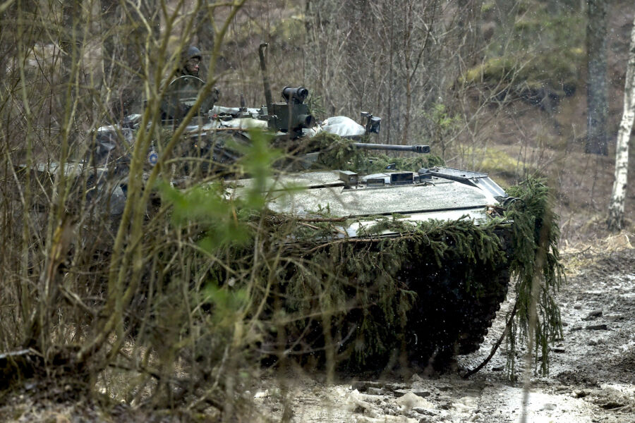 Luonnon esteet eivät yksin eteneviä joukkoja pysäytä, mutta ohjaavat niitä tiettyyn suuntaan. Kuva panssariprikaatin taisteluharjoituksesta Parolannummella  vuonna 2020. (Kuvaaja: Emmi Korhonen)