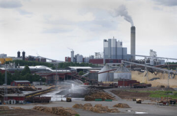 UPM:n Kaukaan paperitehdas suljettiin marraskuun alkupuolella. Muu tuotanto tehdasalueella jatkuu, joskin myös selluntuotantoa on rajoitettu. (Kuvaaja: Antero Aaltonen)