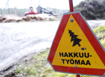 Moni puunkorjuuammattilainen kuvaa tämän hetken tilannetta alalla uransa vaikeimmaksi. Puun epätasainen kysyntä yhdistettynä kelvottomiin korjuuolosuhteisiin tarkoittaa, että työt seisahtuvat monessa yrityksessä. (Kuvaaja: Sami Karppinen)