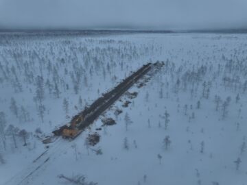 Valuma-alueen vedet ohjataan johdeojaa pitkin rimpinevalle. Pitkä pakkaskausi on mahdollistanut töiden toteuttamisen pehmeällä suokohteella. Kuva: Riku Elfving