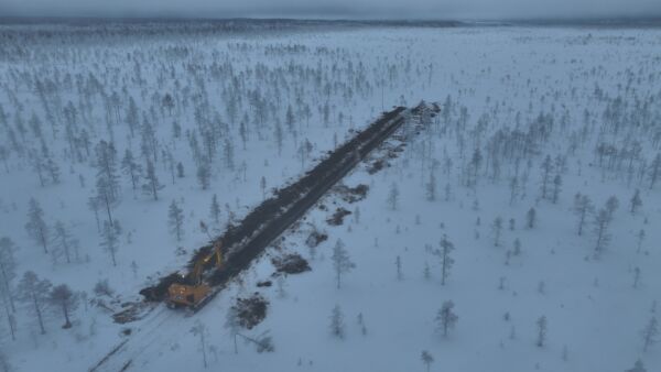Valuma-alueen vedet ohjataan johdeojaa pitkin rimpinevalle. Pitkä pakkaskausi on mahdollistanut töiden toteuttamisen pehmeällä suokohteella. Kuva: Riku Elfving