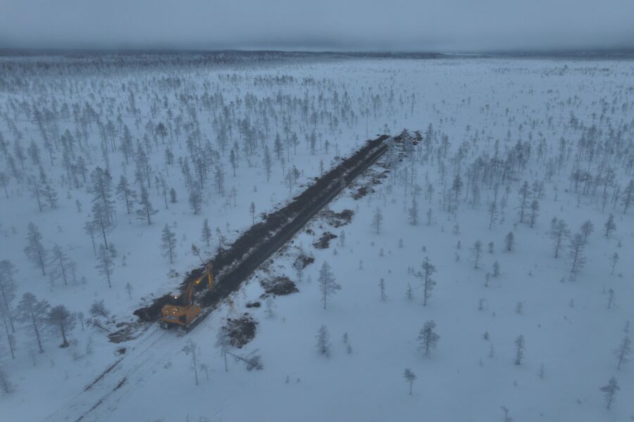 Valuma-alueen vedet ohjataan johdeojaa pitkin rimpinevalle. Pitkä pakkaskausi on mahdollistanut töiden toteuttamisen pehmeällä suokohteella. Kuva: Riku Elfving