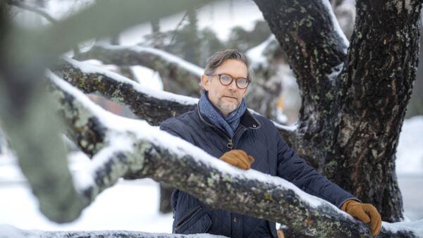 Jonas Liimatta aloitti maa- ja metsätalousministeriön lunnonvaraosaston johdossa vuoden alussa. Ensimmäinen lainsäädäntövalmistelu koskee pesimäaikaisia hakkuita, mikä asiana oli jotenkin ilmassa, mutta tuli silti pöydälle yllättävää kautta. (Kuvaaja: Antti J. Leinonen)