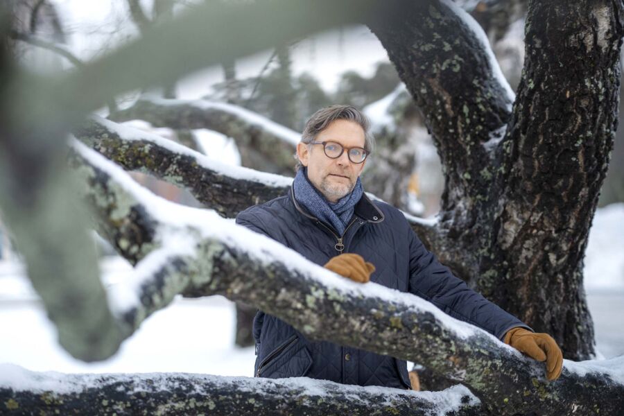 Jonas Liimatta aloitti maa- ja metsätalousministeriön lunnonvaraosaston johdossa vuoden alussa. Ensimmäinen lainsäädäntövalmistelu koskee pesimäaikaisia hakkuita, mikä asiana oli jotenkin ilmassa, mutta tuli silti pöydälle yllättävää kautta. (Kuvaaja: Antti J. Leinonen)