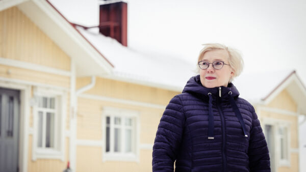 Kaisa Rallin kotitalo on rakennettu paikallisen sirkkelisahurin sahaamista oman metsän puista. Naapuriasunnossa asuu Rallin 91-vuotias isä. (Kuvaaja: Pihla Liukkonen)