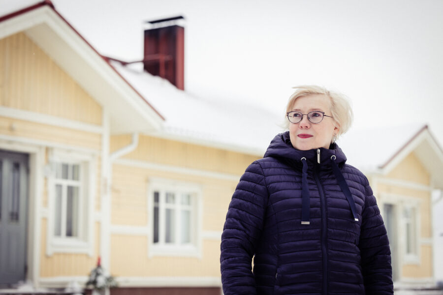 Kaisa Rallin kotitalo on rakennettu paikallisen sirkkelisahurin sahaamista oman metsän puista. Naapuriasunnossa asuu Rallin 91-vuotias isä. (Kuvaaja: Pihla Liukkonen)