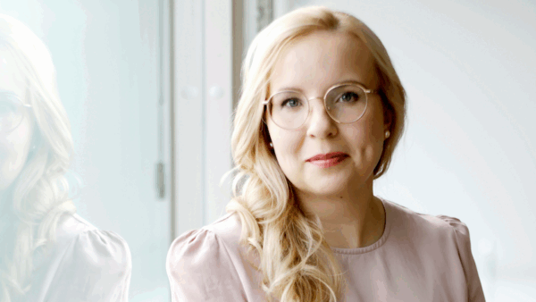 Pirita Lindell siirtyy Sahateollisuuteen Teknologiateollisuus ry:stä, jossa hän on vastannut ympäristöön ja kestävyyteen liittyvistä kokonaisuuksista. (Kuva: Liisa Takala)