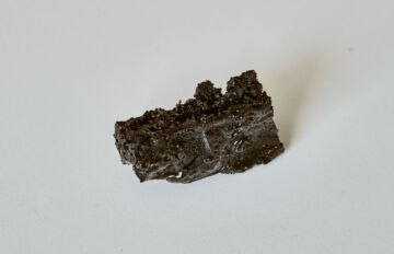 Ruotsalaisen Reselon valmistamassa uusiutuvassa materiaalissa hyödynnetään sellu-, paperi- ja vaneriteollisuuden koivunkuorijätettä. (Kuva: Nokian Renkaat)