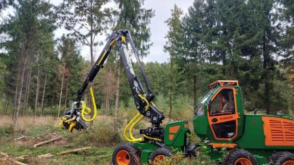 Novotny 8WD & Kesla 16RH -harvesterikoura ja 671HF -harvesterinosturi. (Kuva: Kesla)