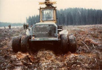 Avohakkuualueen aurausta 1970-luvulla. (Kuva: Lusto - Suomen Metsämuseo/Metsätehon kokoelma)