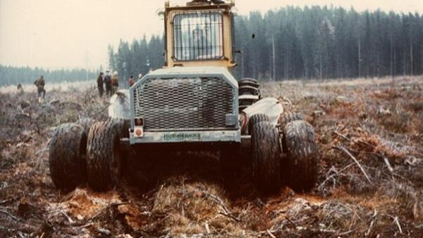 Avohakkuualueen aurausta 1970-luvulla. (Kuva: Lusto - Suomen Metsämuseo/Metsätehon kokoelma)
