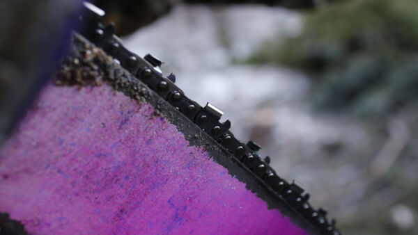 Motojen teräketjuille on löytynyt käyttöä Ukrainan rintamalla. Useilla paikkakunnilla kerätään loppuun kuluneita teräketjuja Ukrainan hyväksi. (Kuvaaja: Sami Karppinen)