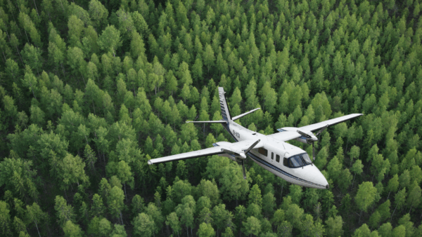 Maanmittauslaitoksen ilmakuvauslentokone metsän yllä. (Kuva: Maanmittauslaitos)