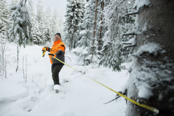”Vielä noin 94 metriä tuohon suuntaan”, havainnollistaa metsänomistaja Jorma Kekkonen Harjulinjan leveyttä. (Kuvaaja: Petteri Kivimäki)