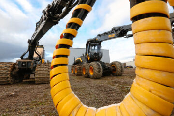 Ponsse pystyi pitämään liikevaihtonsa vaikeassa markkinatilanteessa lähes edellisvuoden tasolla. Metsäkonemarkkinan alhosta kertoo sekin, että vaihtokoneet jumittavat varastoissa tavallista pidempään.  (Kuvaaja: Sami Karppinen)