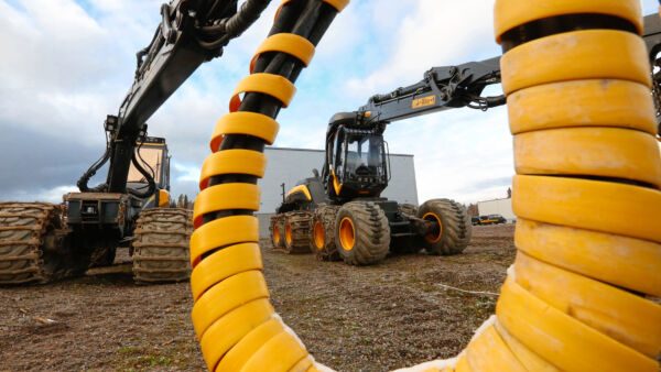 Ponsse pystyi pitämään liikevaihtonsa vaikeassa markkinatilanteessa lähes edellisvuoden tasolla. Metsäkonemarkkinan alhosta kertoo sekin, että vaihtokoneet jumittavat varastoissa tavallista pidempään.  (Kuvaaja: Sami Karppinen)