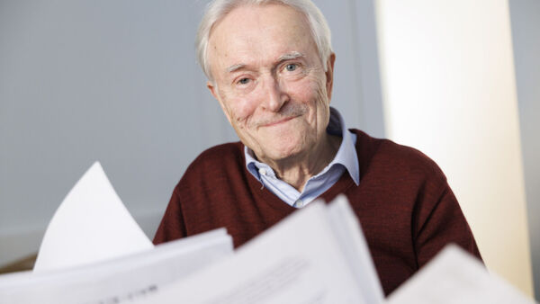 1970-luvulla metsäalan tulevaisuustutkimuksissa korostui puuntuotanto, 1990-luvulta lähtien huomiota on kiinnitetty esimerkiksi ilmastonmuutokseen ja luonnon monimuotoisuuteen, kertoo Risto Seppälä. (Kuvaaja: Seppo Samuli)