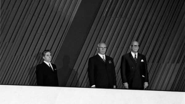 YYA-sopimusta jatkettiin vuonna 1973 juhlallisesti Finlandia-talossa. Urho Kekkosen vieressä Neuvostoliiton tuolloinen presidentti Nikolai Podgornyi. Kuva: Kari Hakli 