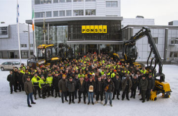 Juhlakone lähdössä Vieremän tehtaalta. Samalle asiakkaalle toimitetaan myös Scorpion Giant -harvesteri. (Kuva: Ponsse)