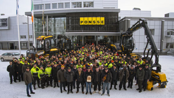 Juhlakone lähdössä Vieremän tehtaalta. Samalle asiakkaalle toimitetaan myös Scorpion Giant -harvesteri. (Kuva: Ponsse)