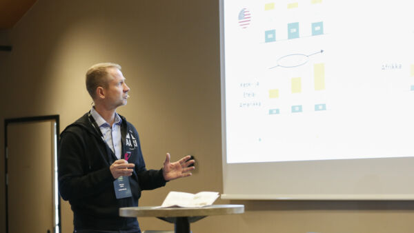 Aari Metsä pääosin hallinnoi kotimaisia yhteismetsiä. Yhdessä sisaryritys Coniferin kautta hallinnoidaan yhteensä 135 000 hehtaaria, Mikael Beck kertoo. (Kuva: Sami Karppinen)