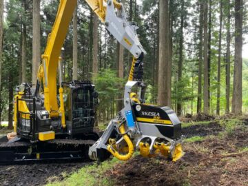 Keslan uusi 25SH-II-koura yhdistettynä Sumimoto-kaivinkoneeseen korjaa puuta Japanissa. (Kuva: Kesla)