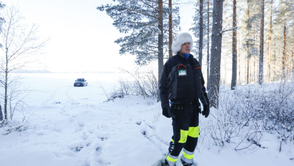 Kyösti Leppänen on kulkenut tähän rantaan sadat kerrat veneellä, hevosreellä, moottorikelkalla, traktorilla tai autolla. Puita mies ei todennäköisesti aja saaresta  itse enää milloinkaan. Tänä talvena jääolosuhteet ovat pitkästä aikaa mahdollistaneet sen, että saareen pääsee vaikka henkilöautolla ilman jäätien tekemistä.   (Kuvaaja: Sami Karppinen)
