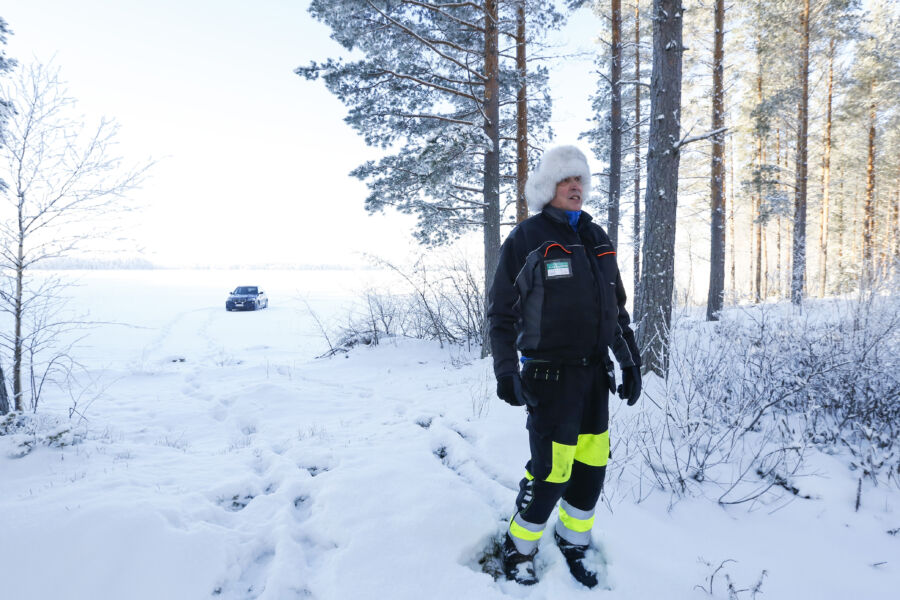Kyösti Leppänen on kulkenut tähän rantaan sadat kerrat veneellä, hevosreellä, moottorikelkalla, traktorilla tai autolla. Puita mies ei todennäköisesti aja saaresta  itse enää milloinkaan. Tänä talvena jääolosuhteet ovat pitkästä aikaa mahdollistaneet sen, että saareen pääsee vaikka henkilöautolla ilman jäätien tekemistä.   (Kuvaaja: Sami Karppinen)