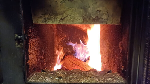 Puukeskuslämmittäminen lienee katoavaa kansanperinnettä.  (Kuvaaja: Sami Karppinen)