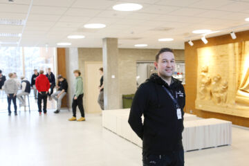 Tuomarniemen uusi kampus otettiin käyttöön joulukuun alussa. Se on tiennyt koulutusvastaava Antti Virkkuselle pitkiä työpäiviä, mutta toiminta on käynnistynyt hyvin. Aulassa tulijoita tervehtii myös Veijo Kangasmäen Tuomarniemen satavuotisjuhliin tekemä metsuriveistos.  (Kuvaaja: Sami Karppinen)