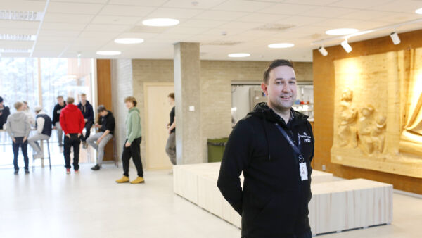 Tuomarniemen uusi kampus otettiin käyttöön joulukuun alussa. Se on tiennyt koulutusvastaava Antti Virkkuselle pitkiä työpäiviä, mutta toiminta on käynnistynyt hyvin. Aulassa tulijoita tervehtii myös Veijo Kangasmäen Tuomarniemen satavuotisjuhliin tekemä metsuriveistos.  (Kuvaaja: Sami Karppinen)