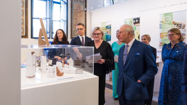 Suzanne Innes-Stubb, presidentti Alexander Stubb, Uusi puu -hankkeen projektipäällikkö Virpi Korhonen ja kuningas Charles tutustuivat muun muassa suomalaisiin kartonkipakkauksiin tiistaina. (Kuvaaja: Emmi Syrjäniemi/Tasavallan presidentin kanslia)