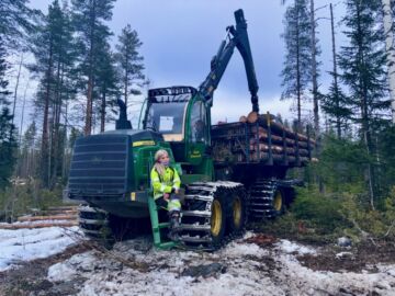 Susanna Pesonen ajaa ajokonetta Pohjois-Karjalassa neljä pitkää päivää perätysten, yöpyy asuntovaunussa ja tekee suosittuja some-videoita. Viimepäivät ovat olleet väsyttävän pitkiä kun puuta on ajettu kelirikon alta pois. 
