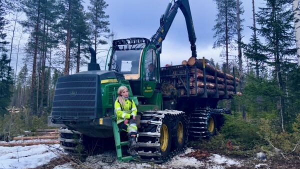Susanna Pesonen ajaa ajokonetta Pohjois-Karjalassa neljä pitkää päivää perätysten, yöpyy asuntovaunussa ja tekee suosittuja some-videoita. Viimepäivät ovat olleet väsyttävän pitkiä kun puuta on ajettu kelirikon alta pois. 