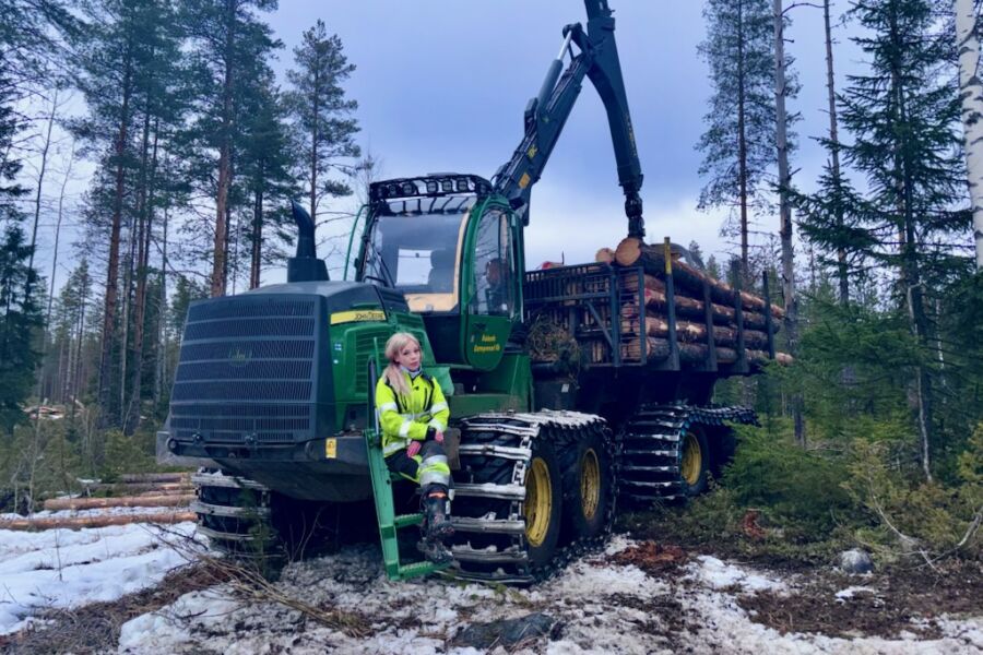 Susanna Pesonen ajaa ajokonetta Pohjois-Karjalassa neljä pitkää päivää perätysten, yöpyy asuntovaunussa ja tekee suosittuja some-videoita. Viimepäivät ovat olleet väsyttävän pitkiä kun puuta on ajettu kelirikon alta pois. 