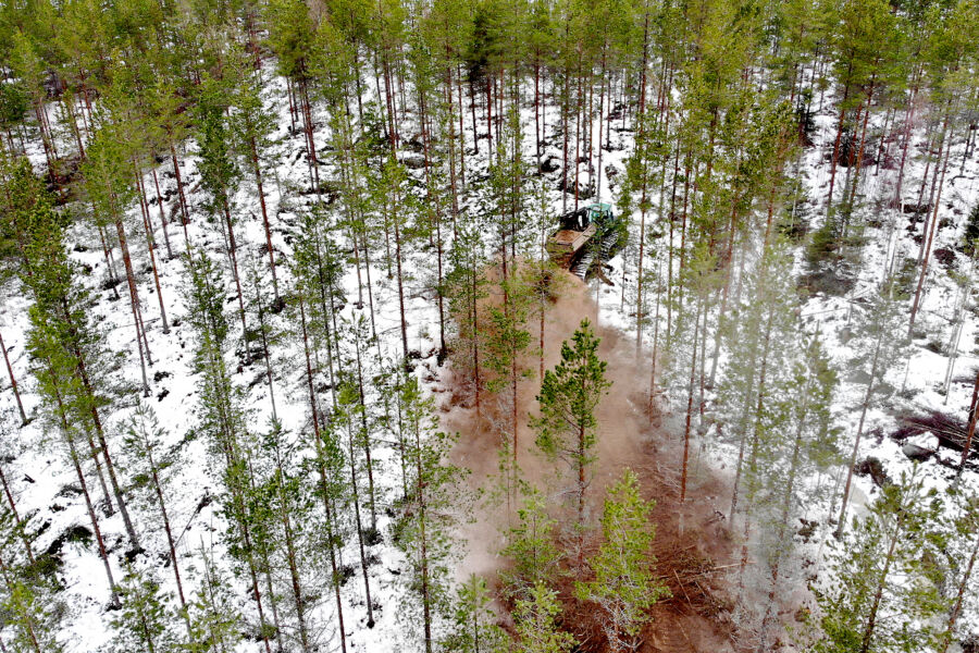 Lämpövoimalaitoksista saatavan irtotuhkan maalevityksessä on syytä käyttää tuhkaa, jonka ravinnepitoisuus on analysoitu. Helikopterilla levitettävän rakeistetun tuhkan pitkäaikaisvaikutuksista on vain vähän tutkimustietoa. (Kuvaaja: Sami Karppinen)