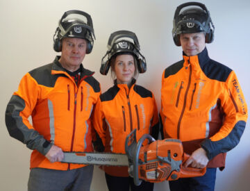 Suomen joukkueen jäsenet Pentti Paananen (vas.), Janniina Hämäläinen ja Jarmo Laatikainen ovat harjoitelleet pitkäjänteisesti tulevaa kilpailukoitosta varten. Osana joukkuetta kisoihin matkaa myös moninkertainen Suomen mestari Jukka Perämäki. (Kuvaaja: Husqvarna)