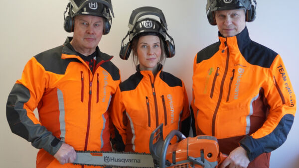 Suomen joukkueen jäsenet Pentti Paananen (vas.), Janniina Hämäläinen ja Jarmo Laatikainen ovat harjoitelleet pitkäjänteisesti tulevaa kilpailukoitosta varten. Osana joukkuetta kisoihin matkaa myös moninkertainen Suomen mestari Jukka Perämäki. (Kuvaaja: Husqvarna)