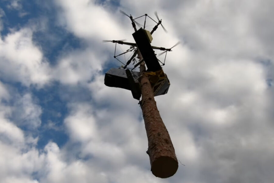 Drooniin liitetty hakkuupää karsii ja katkaisee puun. Sen jälkeen drooni kuljettaa rungon kokonaisena tien varteen. (Kuvaaja: Kuvakaappaus Airforestryn Youtube-kanavalta)