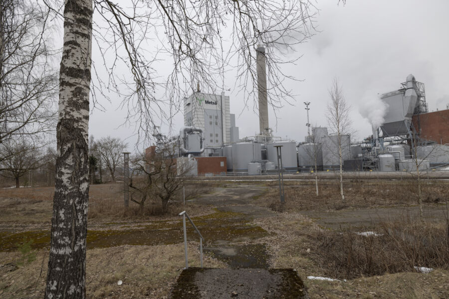 Metsä Fibren Joutsenon tehtaalla kesää odotetaan harmaissa tunnelmissa. Tuotanto pysähtyy maaliskuun lopussa toistaiseksi.  (Kuvaaja: Mikko Nikkinen)