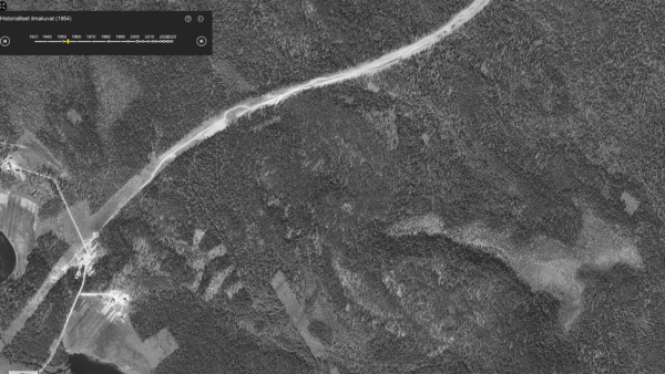 Ilmakuva Kannonkoskelta vuodelta 1954 näyttää, että metsäalueet ovat varsin yhtenäisiä. Junarata on juuri rakenteilla.  Kaikki tämän jutun kuvat ja kartat ovat samalta alueelta. (Kuvaaja: Paikkatietoikkuna)