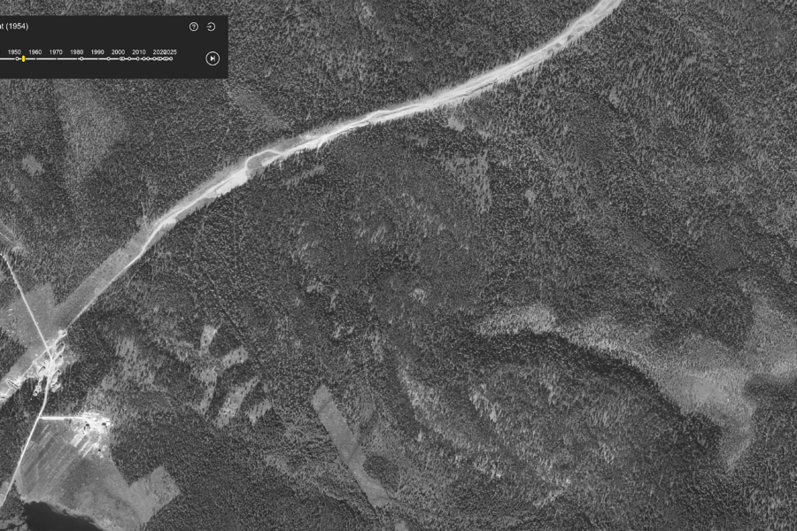Ilmakuva Kannonkoskelta vuodelta 1954 näyttää, että metsäalueet ovat varsin yhtenäisiä. Junarata on juuri rakenteilla.  Kaikki tämän jutun kuvat ja kartat ovat samalta alueelta. (Kuvaaja: Paikkatietoikkuna)