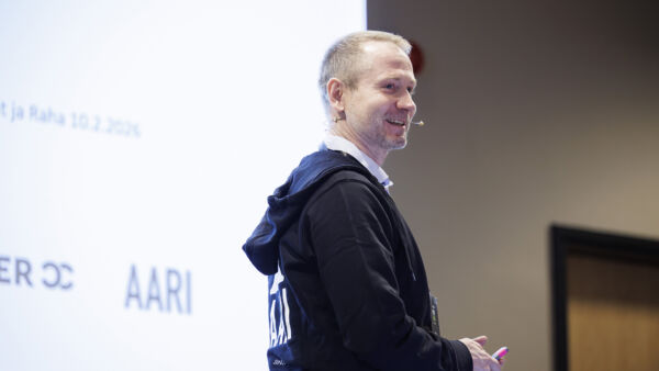 Aari Metsän Mikael Beck kehottaa lykkäämään puukaupan tarjouspyyntöjä touko-kesäkuulle. Nykyisiä hintoja hän pitää riittämättöminä. (Kuvaaja: Seppo Samuli)