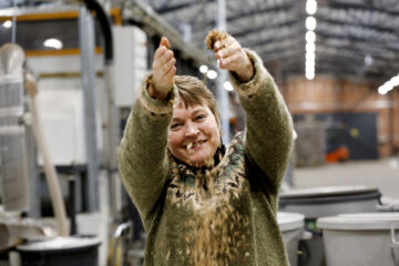 Anne Immonen kertoo rakastavansa Suomen tavalla toteutettua byrokratiaa metsänviljelyaineistoissa. ”On eri asia, jos salaatti ei ole hyvää ja vaihdetaan salaatin siemen verrattuna siihen, että tuotamme metsänviljelyaineistoa sadan vuoden vaikutusajalle. Minusta on ihan perusteltua, että toiminta on valvottua”, hän summaa. (Kuvaaja: Sami Karppinen)