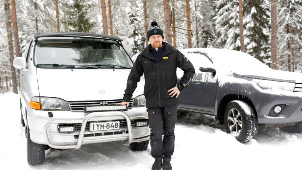Nelivetoiselle Toyoya Hiacelle on vaikea löytää korvaajaa, joten vanhoista autoista pidetään hyvää huolta, Metsä-Multian toimitusjohtaja Aki Laaja kertoo. (Kuvaaja: Sami Karppinen)